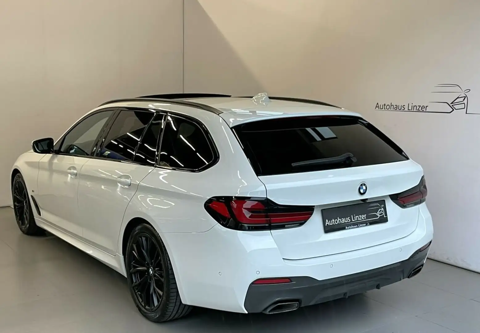 BMW 520 d M *LED*PANO*AHK*HarmanK*CAM*Alcanatara*19Zoll Weiß - 2