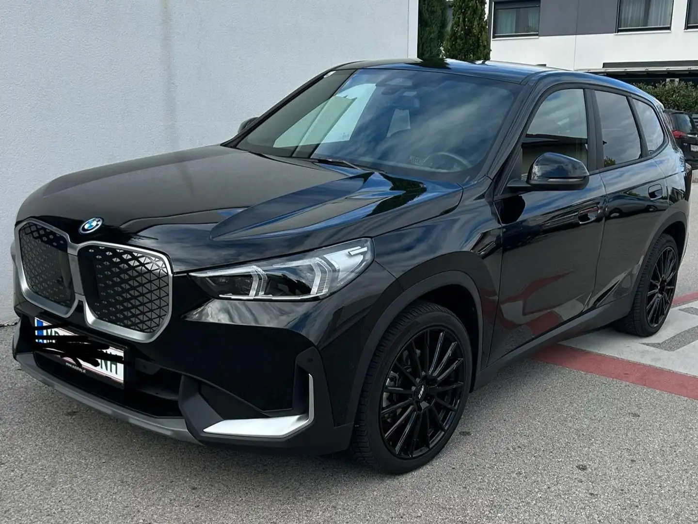 BMW iX1 iX1 eDrive20 64,8kWh Schwarz - 1