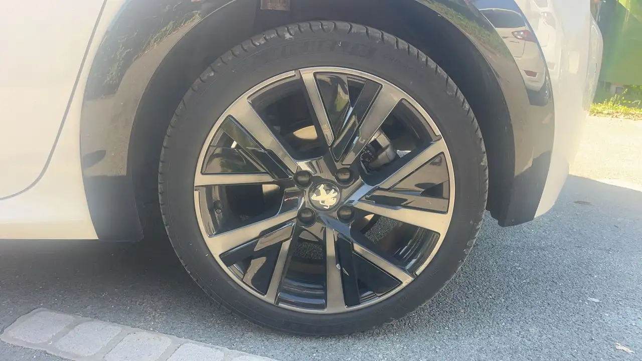 Peugeot 208 208 — photo 19