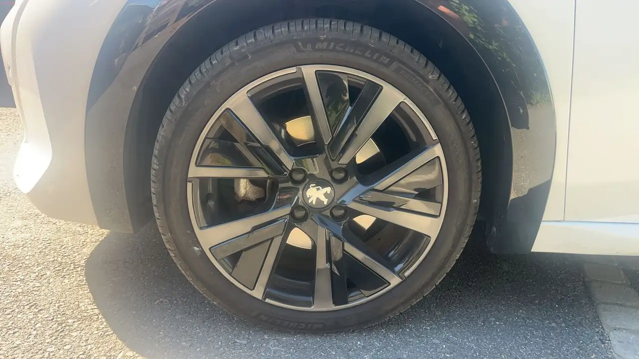 Peugeot 208 208 — photo 18