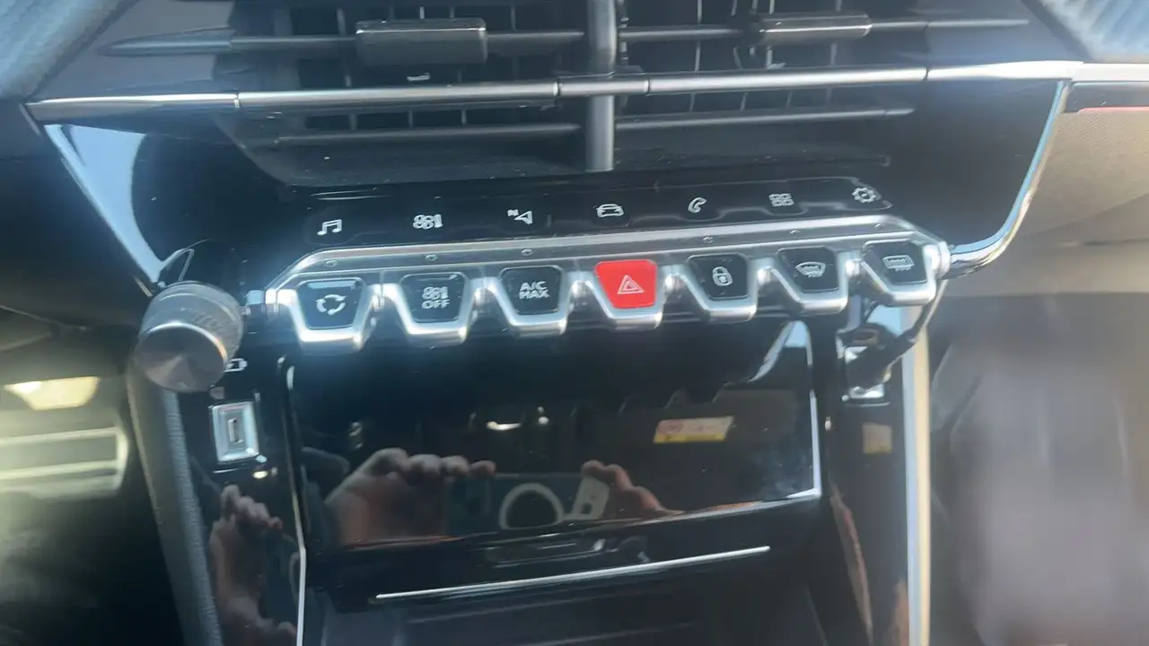 Peugeot 208 208 — photo 27