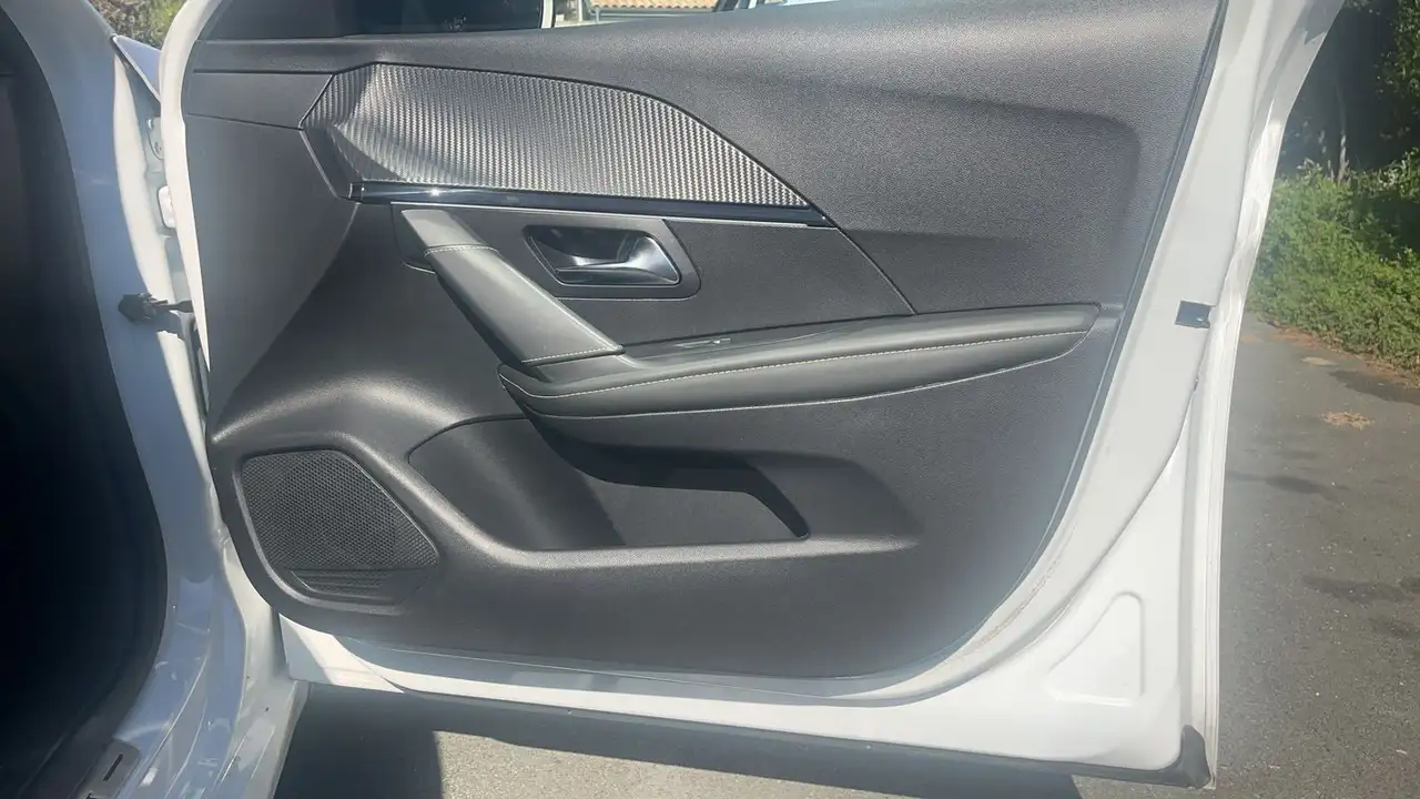 Peugeot 208 208 — photo 22