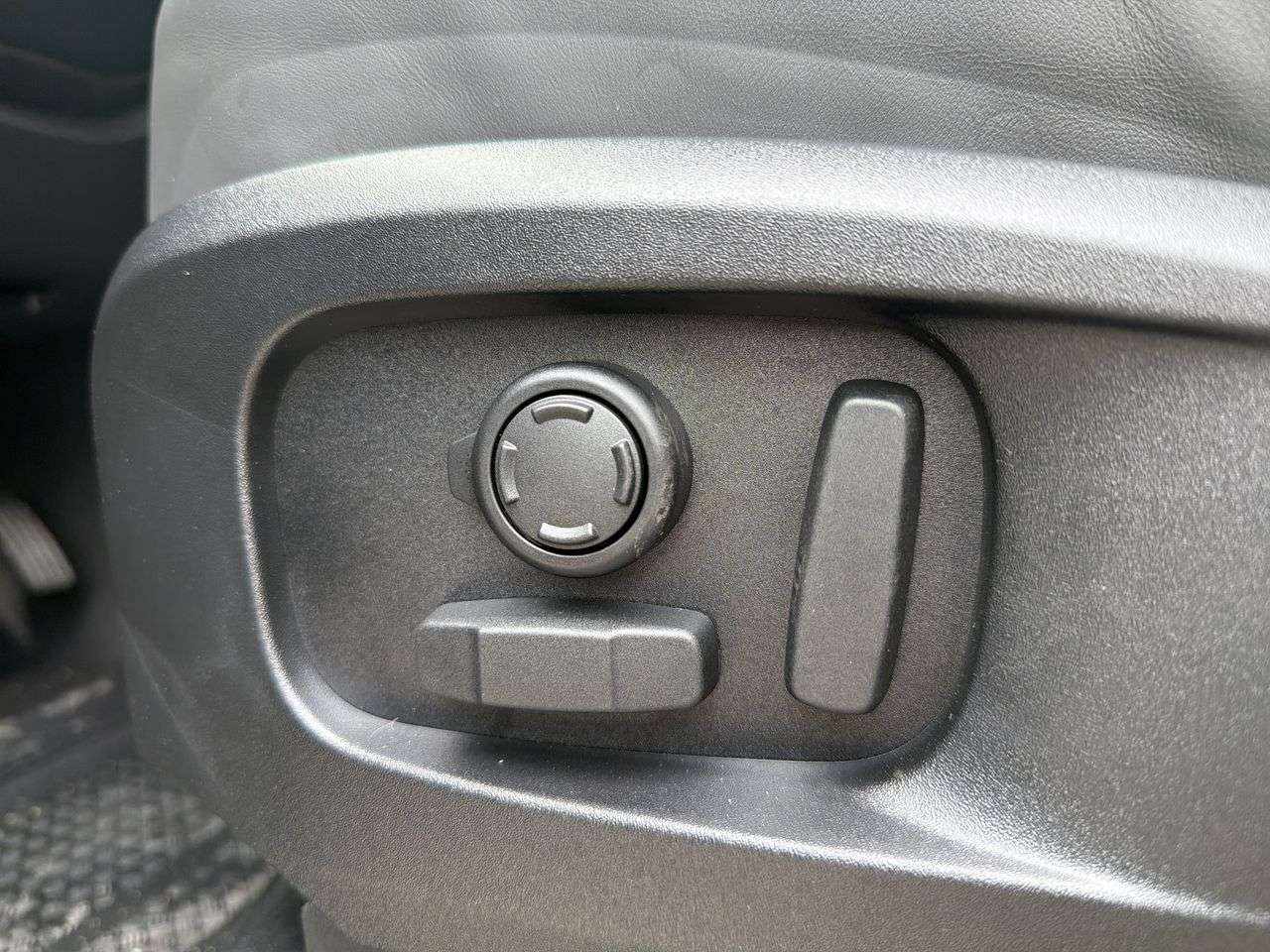 2026 Land Rover Defender 110 P400 S thumb 9