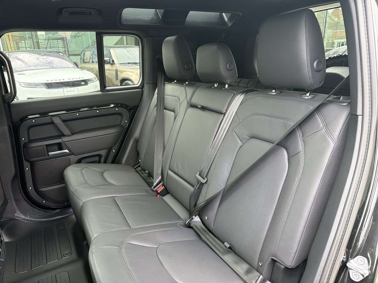 2026 Land Rover Defender 110 P400 S thumb 17