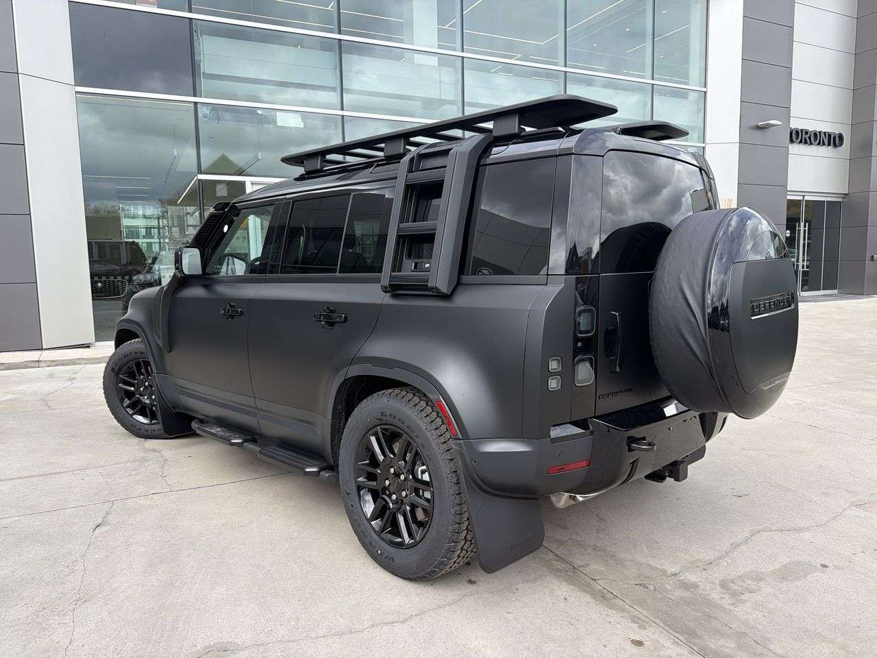 2026 Land Rover Defender 110 P400 S thumb 6