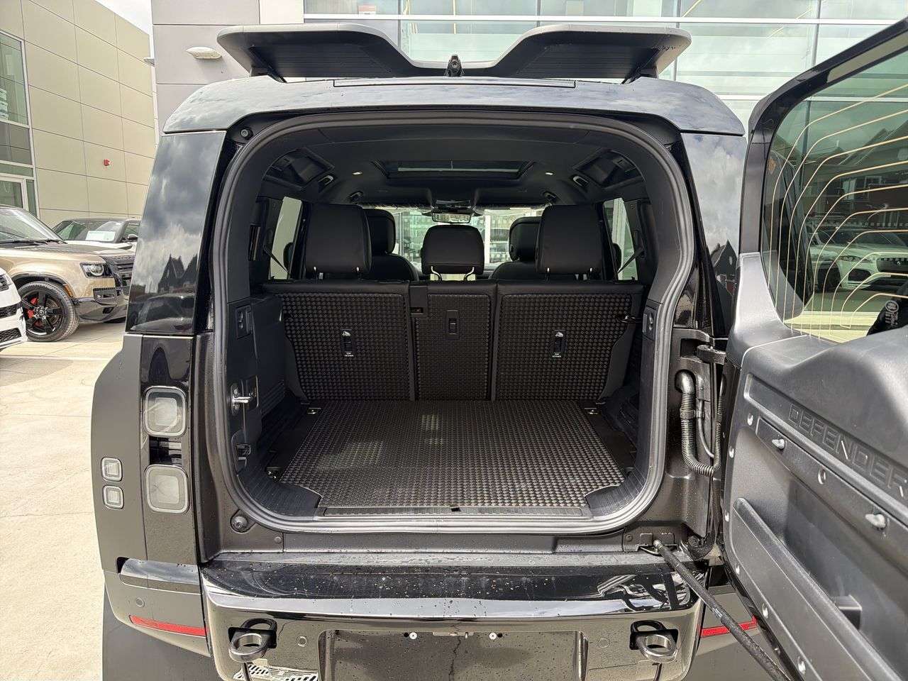 2026 Land Rover Defender 110 P400 S thumb 18