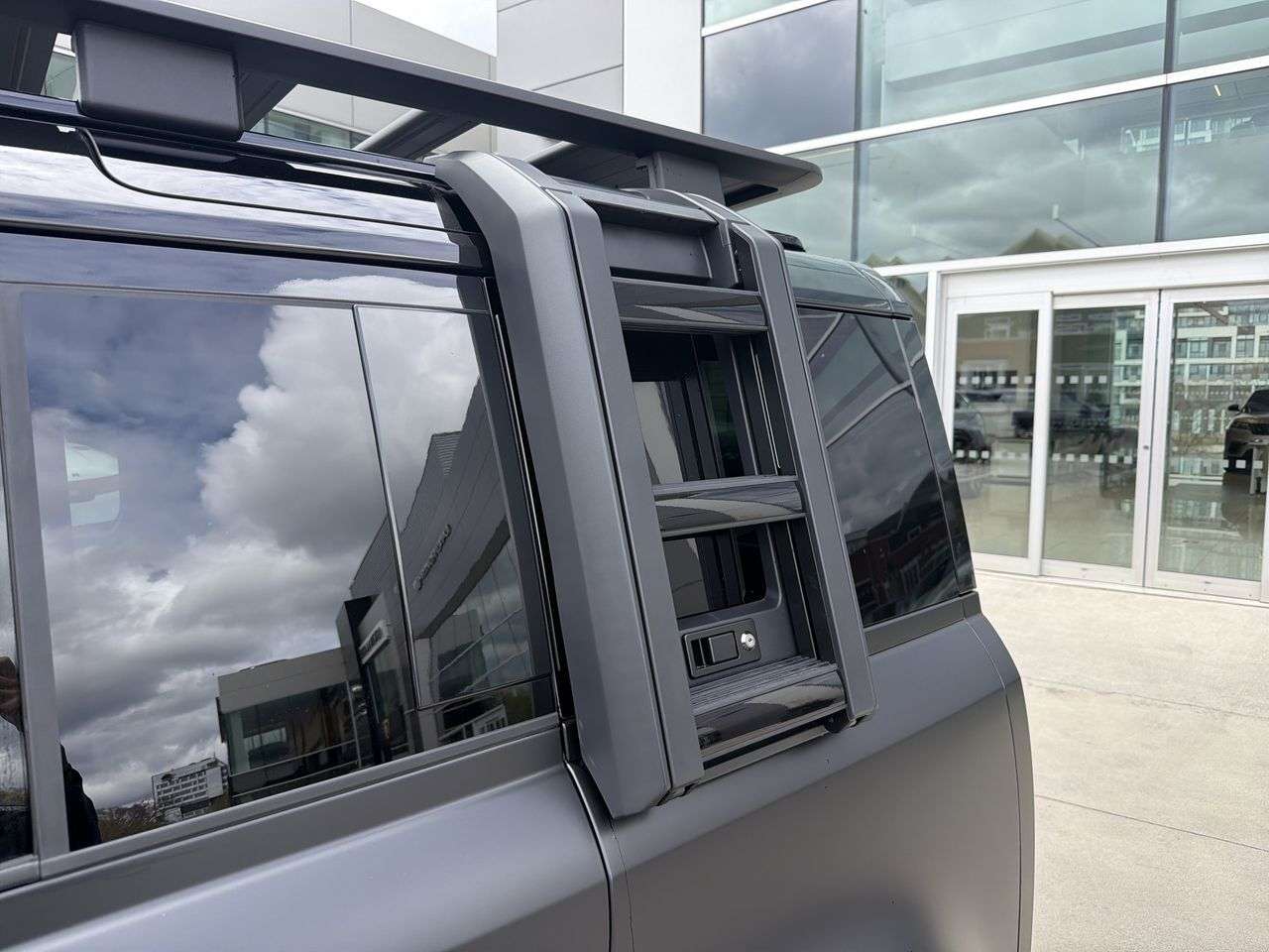 2026 Land Rover Defender 110 P400 S thumb 19