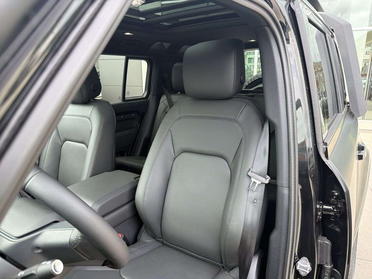 2026 Land Rover Defender 110 P400 S thumb 8