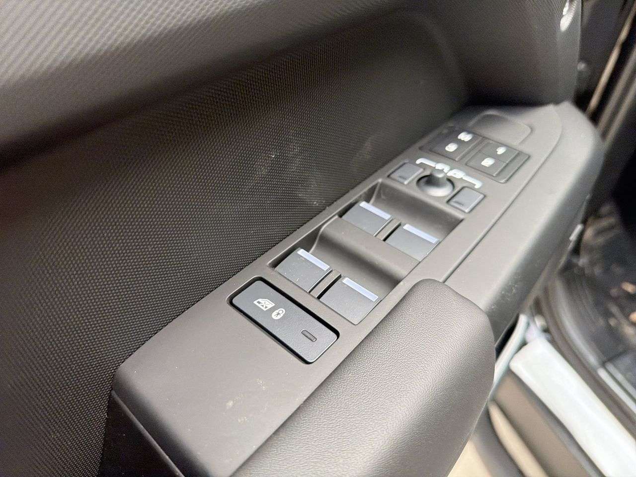 2026 Land Rover Defender 110 P400 S thumb 10