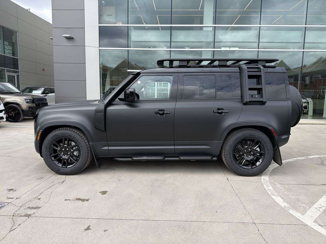2026 Land Rover Defender 110 P400 S alt 5