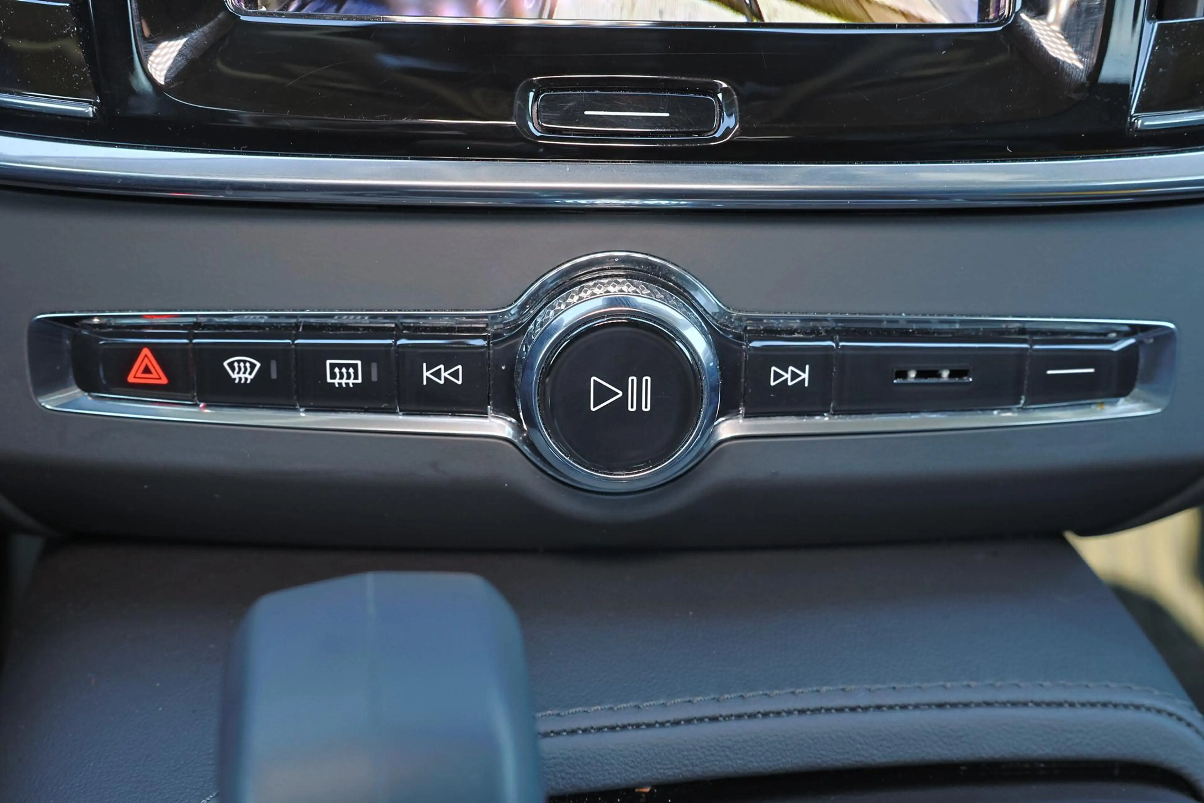 Volvo V90 T6 Recharge AWD Plus Dark - IntelliSafe Assist & S — photo 9