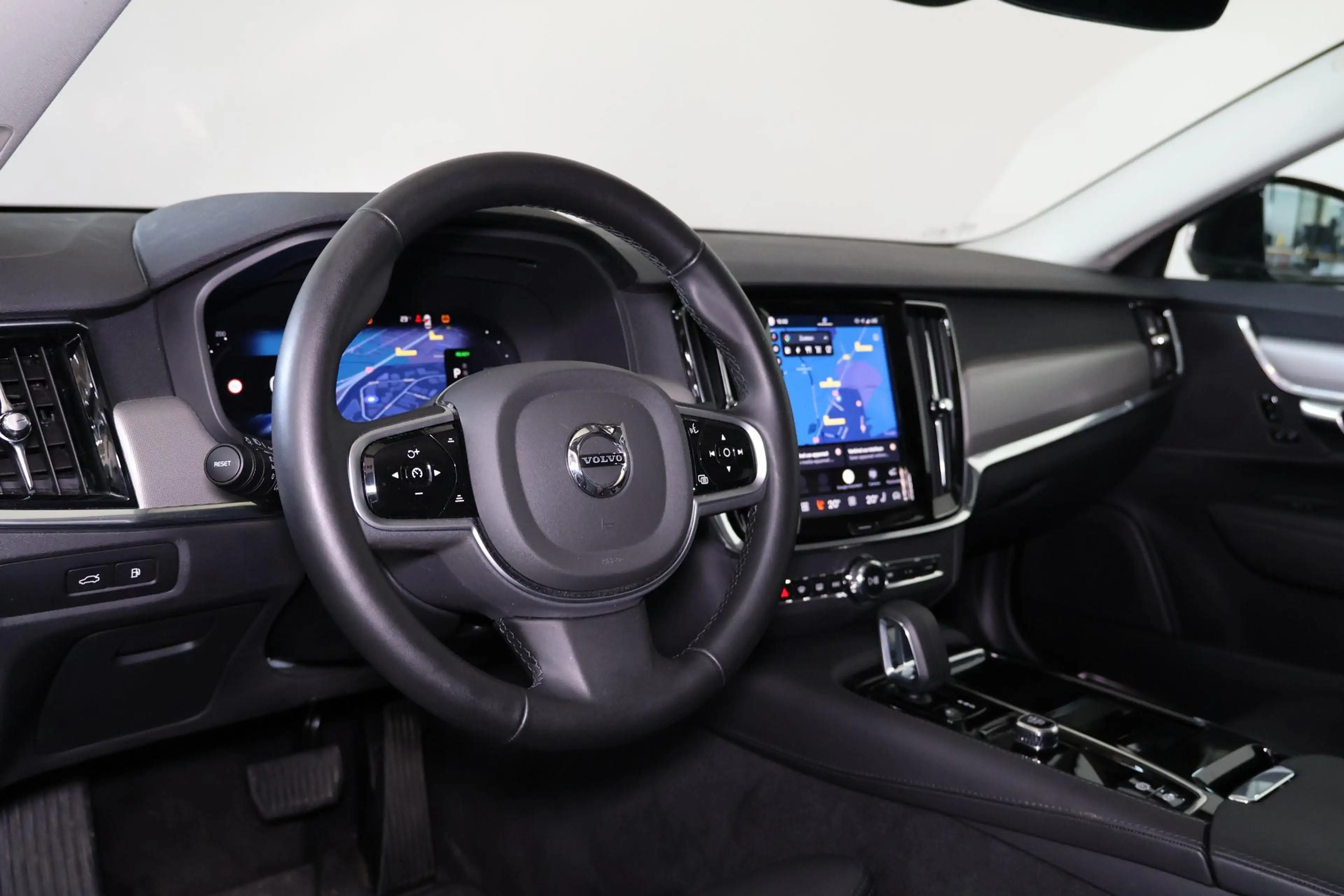 Volvo V90 T6 Recharge AWD Plus Dark - IntelliSafe Assist & S — photo 13