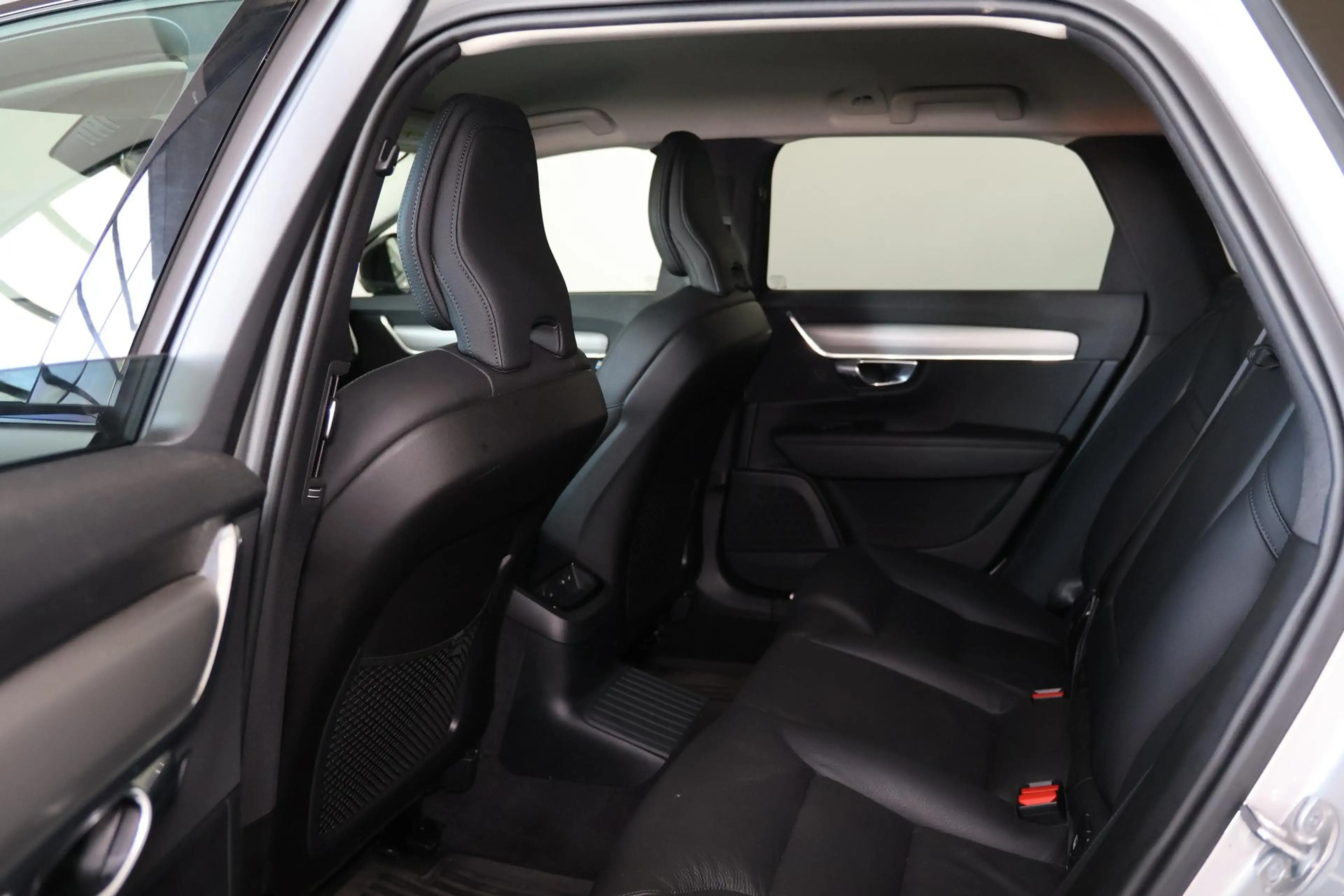 Volvo V90 T6 Recharge AWD Plus Dark - IntelliSafe Assist & S — photo 15