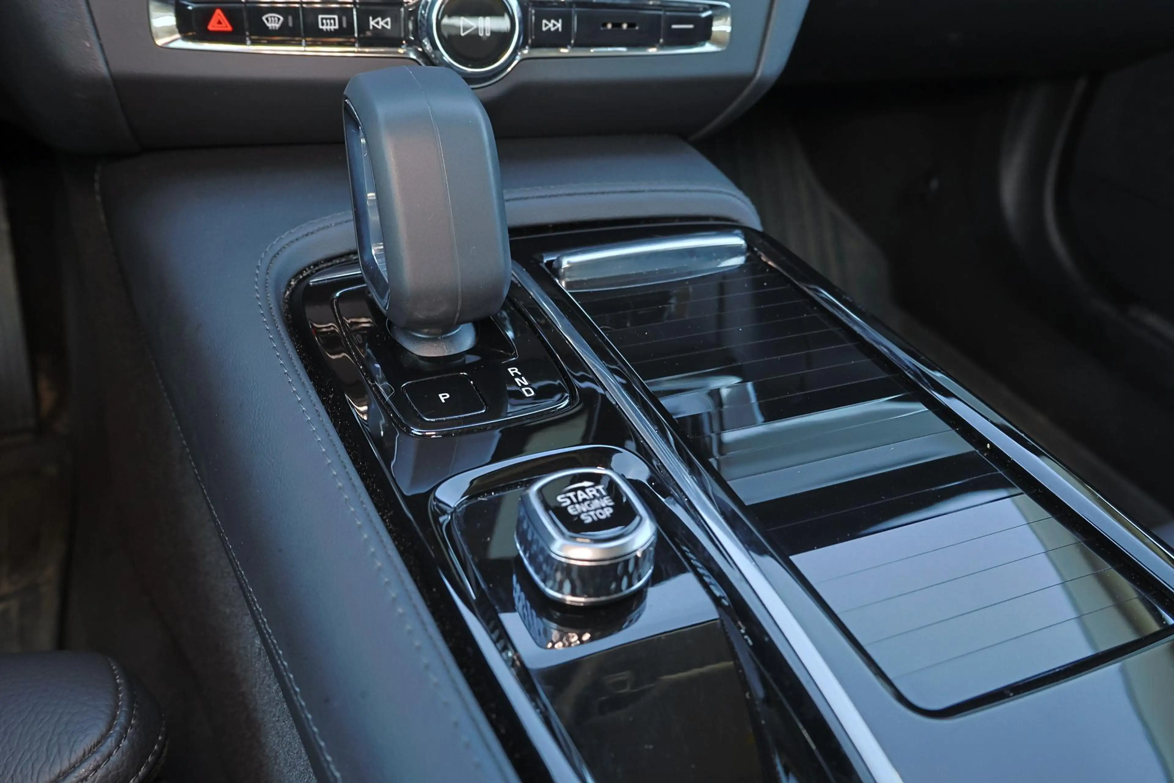 Volvo V90 T6 Recharge AWD Plus Dark - IntelliSafe Assist & S — photo 10