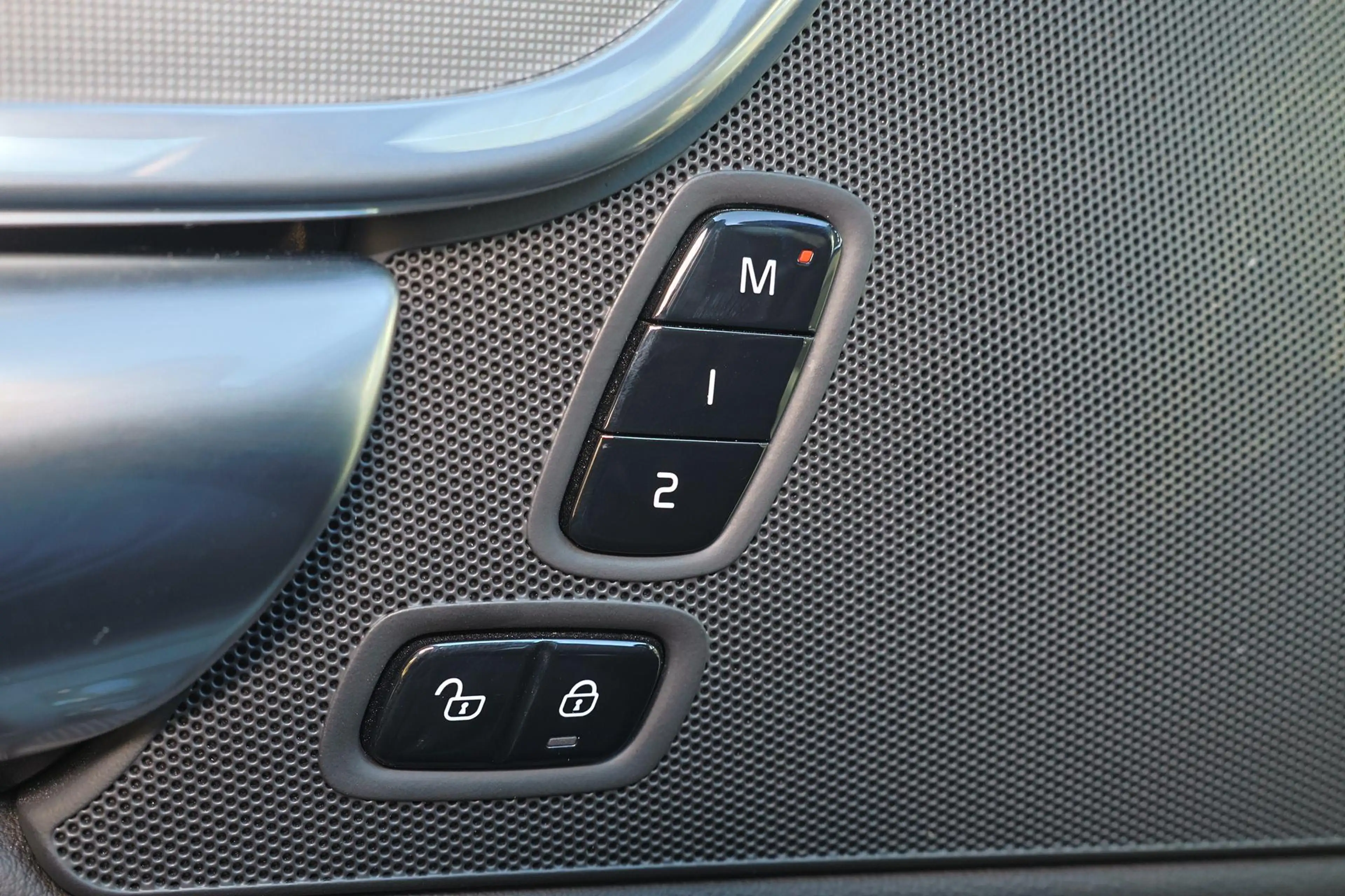 Volvo V90 T6 Recharge AWD Plus Dark - IntelliSafe Assist & S — photo 11