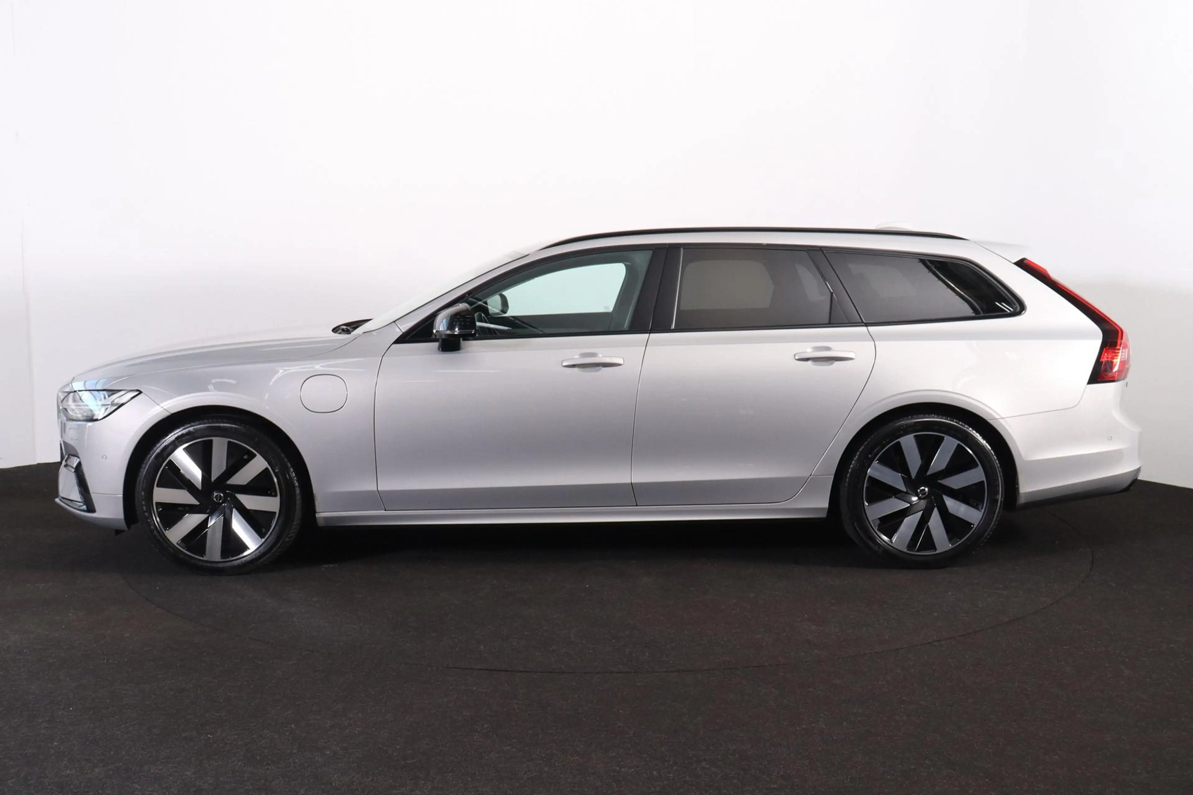 Volvo V90 T6 Recharge AWD Plus Dark - IntelliSafe Assist & S — photo 3