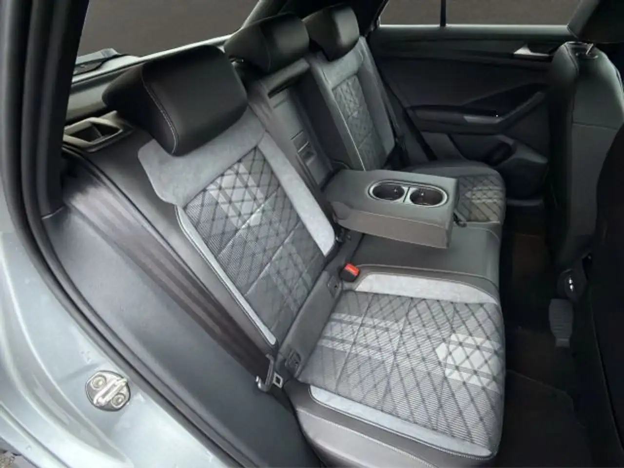Volkswagen T-Roc R-Line 1.5 TSI DSG ACC + PANO + AHK 15