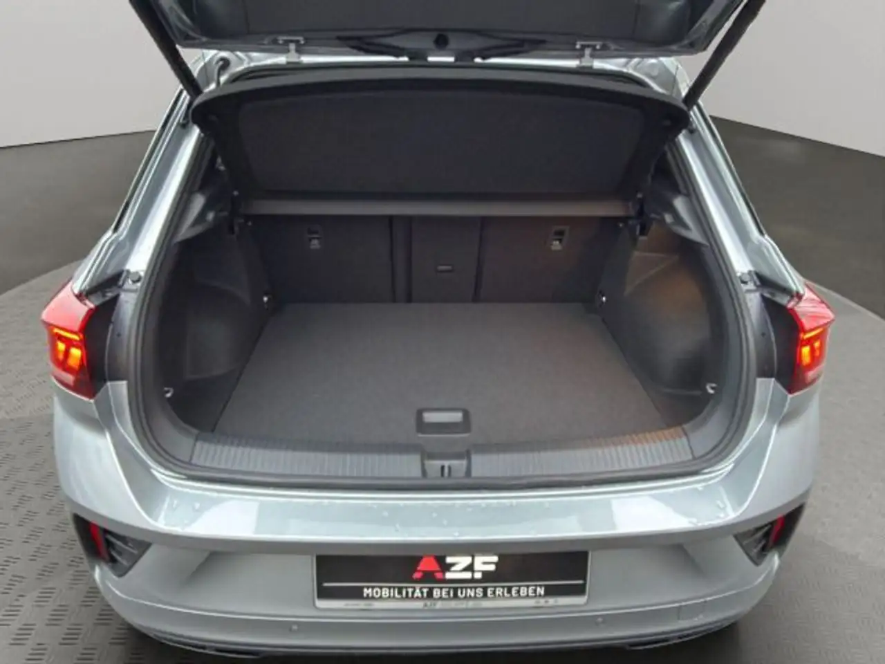 Volkswagen T-Roc R-Line 1.5 TSI DSG ACC + PANO + AHK 16