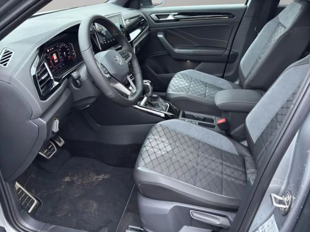 Volkswagen T-Roc R-Line 1.5 TSI DSG ACC + PANO + AHK 9