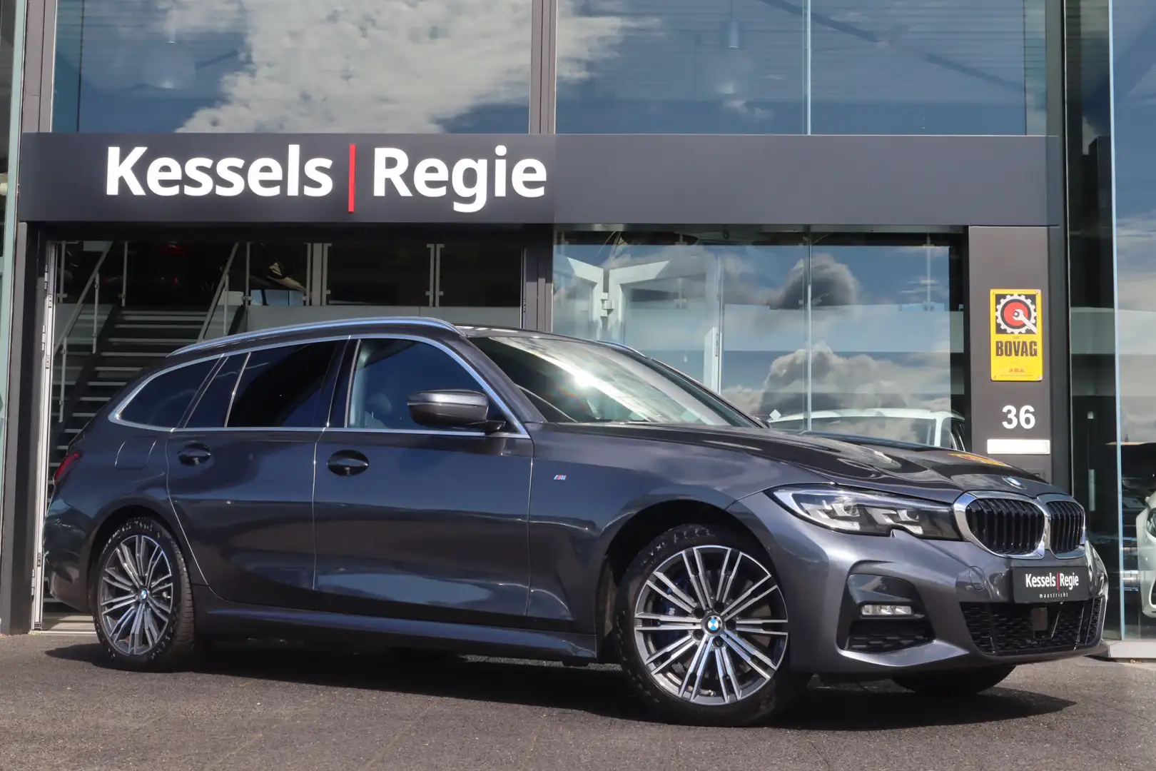 BMW 330 3-serie Touring 330e xDrive M-sport Elec.trekhaak Grijs - 2