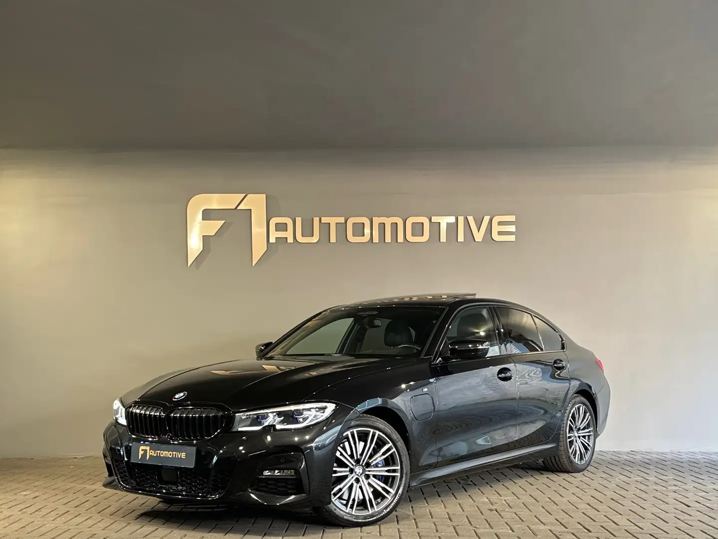 BMW 330 3-serie 330e High Executive M Sport Pano|HuD|ACC|L Zwart - 1