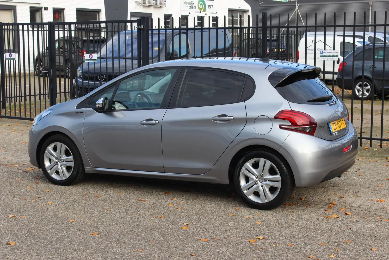 Peugeot 208 1.2 PureTech Signature, Navigatie! Gris - 2