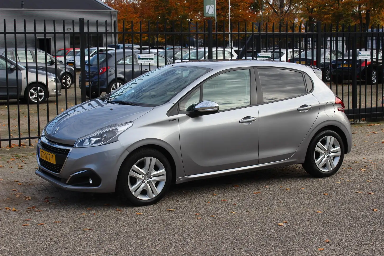 Peugeot 208 1.2 PureTech Signature, Navigatie! Gris - 1