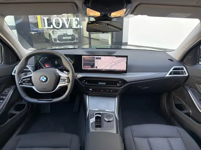 BMW 3 Series view 5