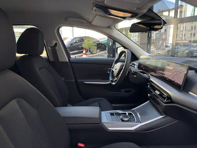 BMW 3 Series view 4