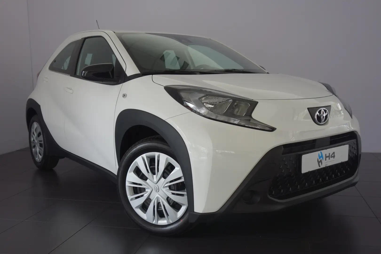 Toyota Aygo X 1.0 VVT-i MT Play Business - 1