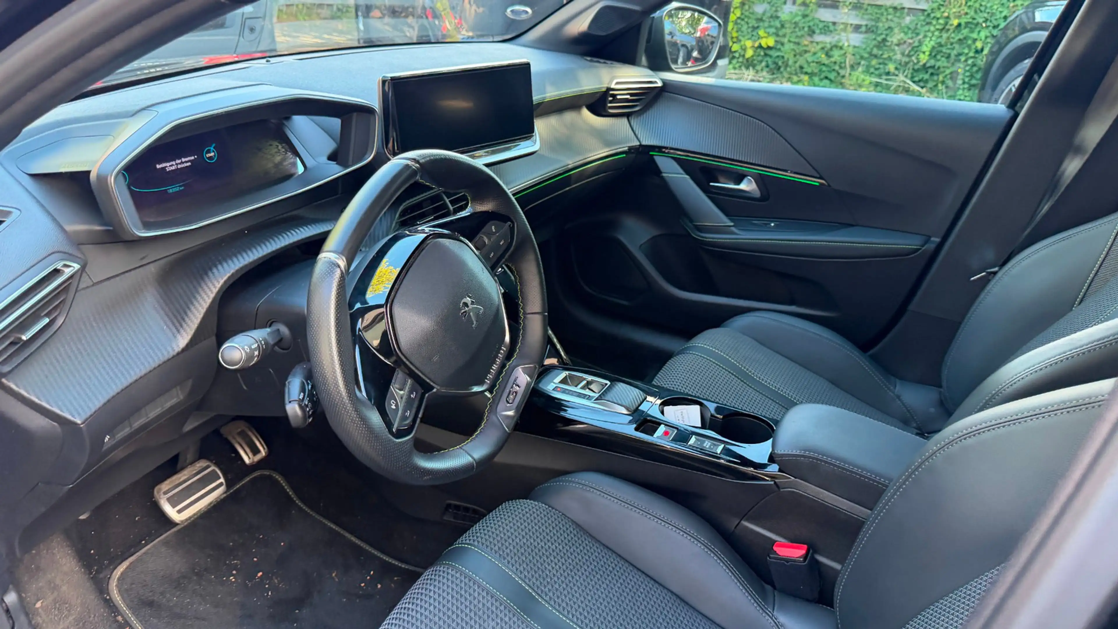 Peugeot 208 e- GT — photo 3