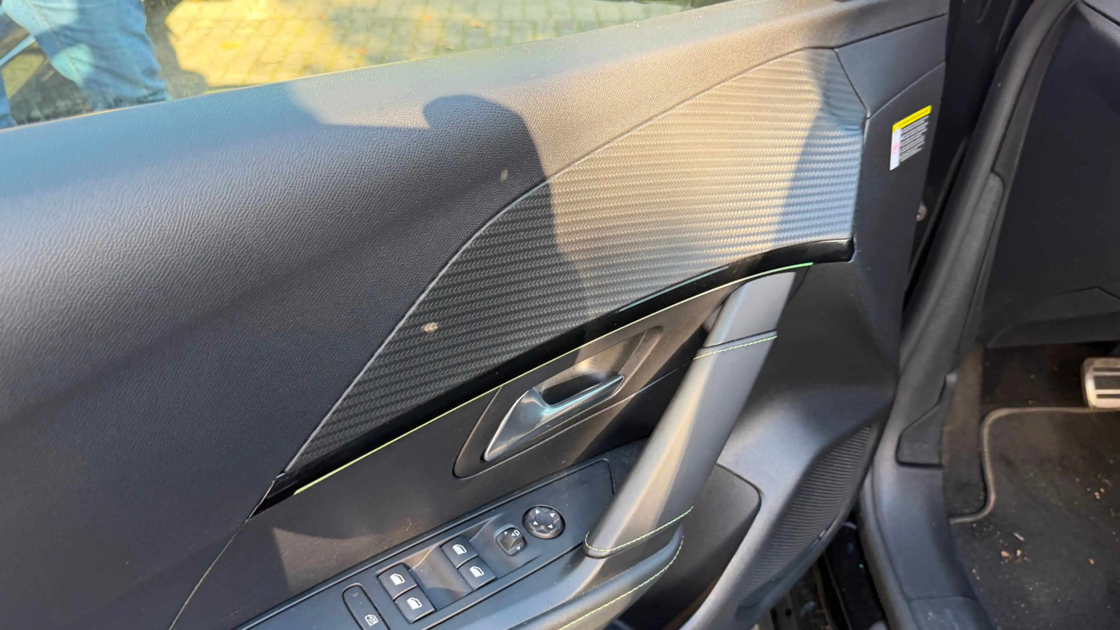 Peugeot 208 e- GT — photo 10