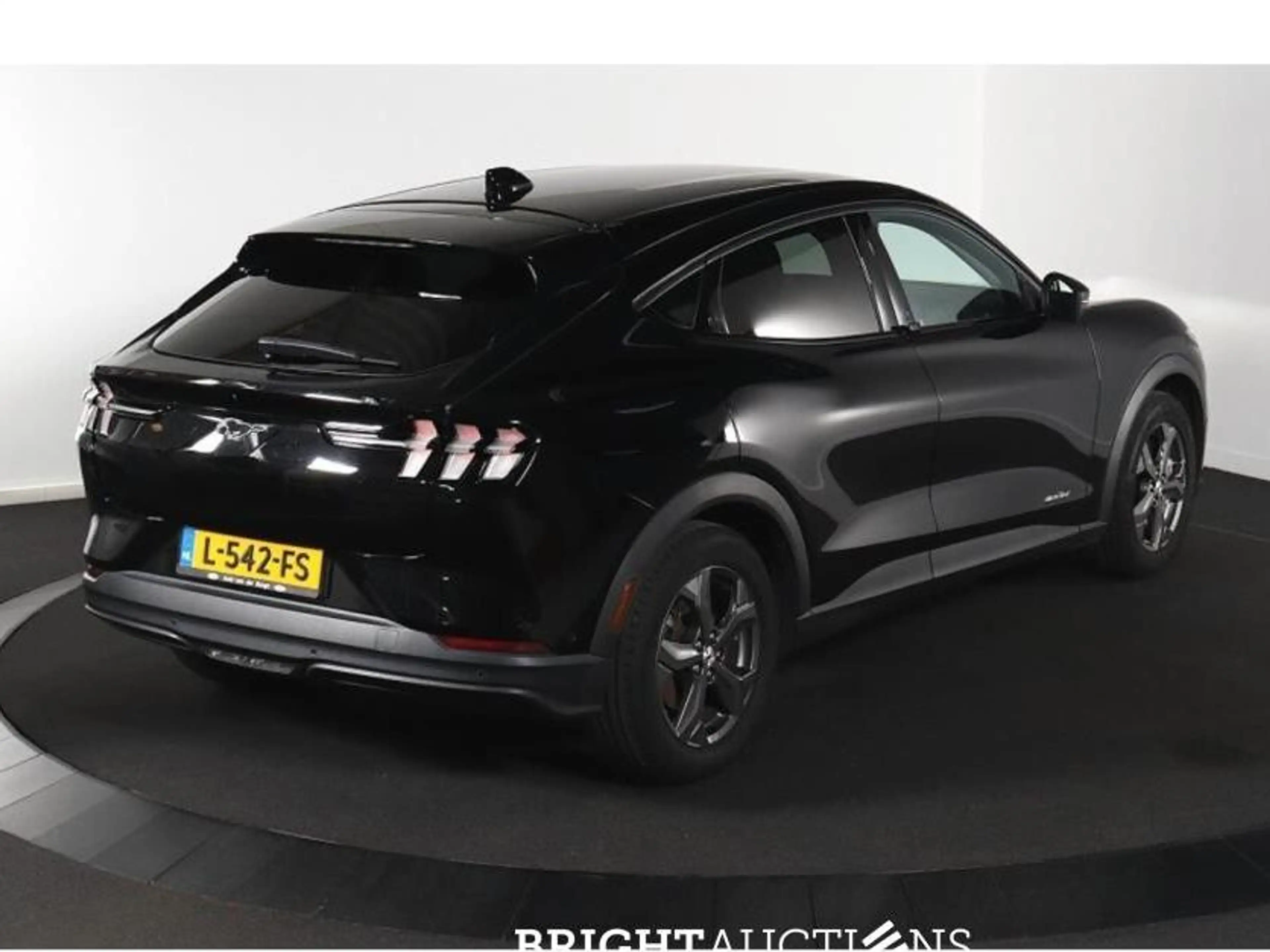 Ford Mustang RWD — photo 2