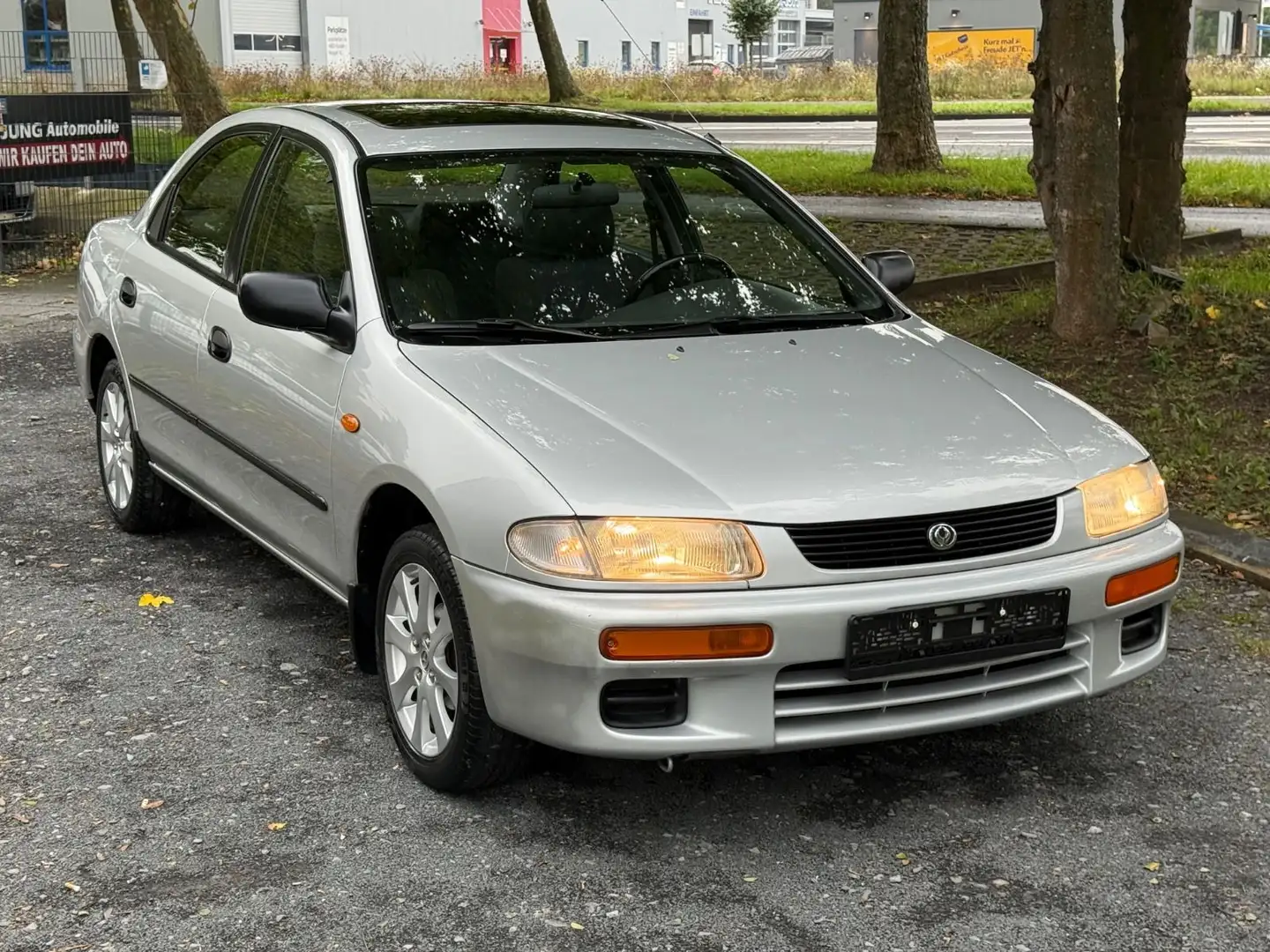 Mazda 323 limo.  62.000 km /5. Türen /Neuwagen Zustand Silber - 1