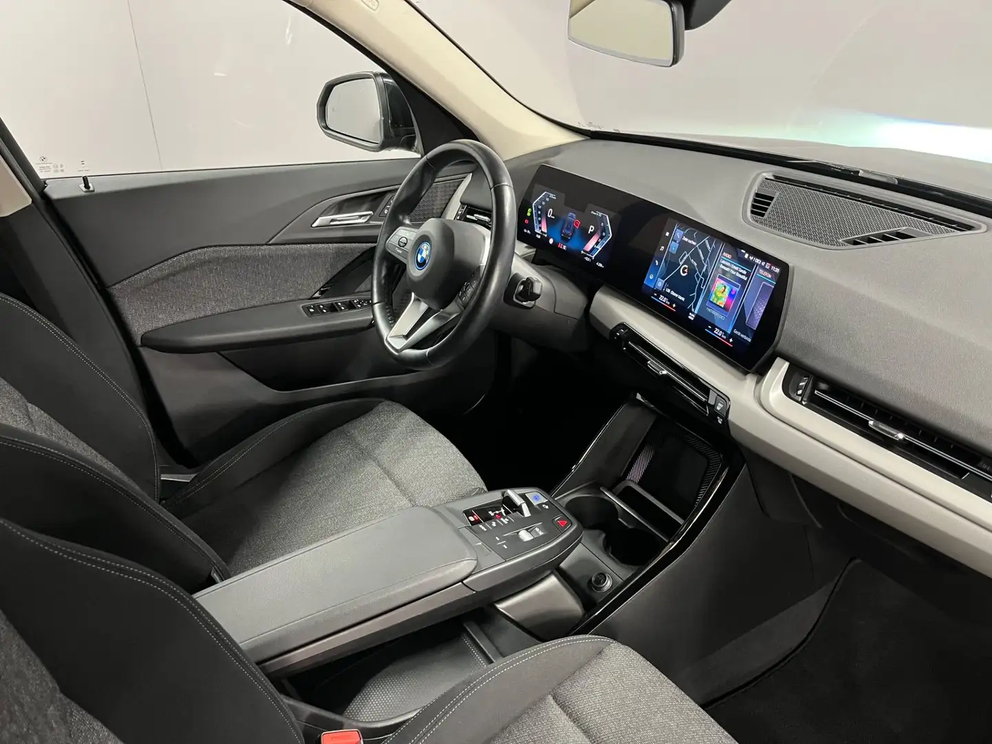 BMW iX1 xDrive30 64,7kWh ***Allrad | LED*** Schwarz - 2