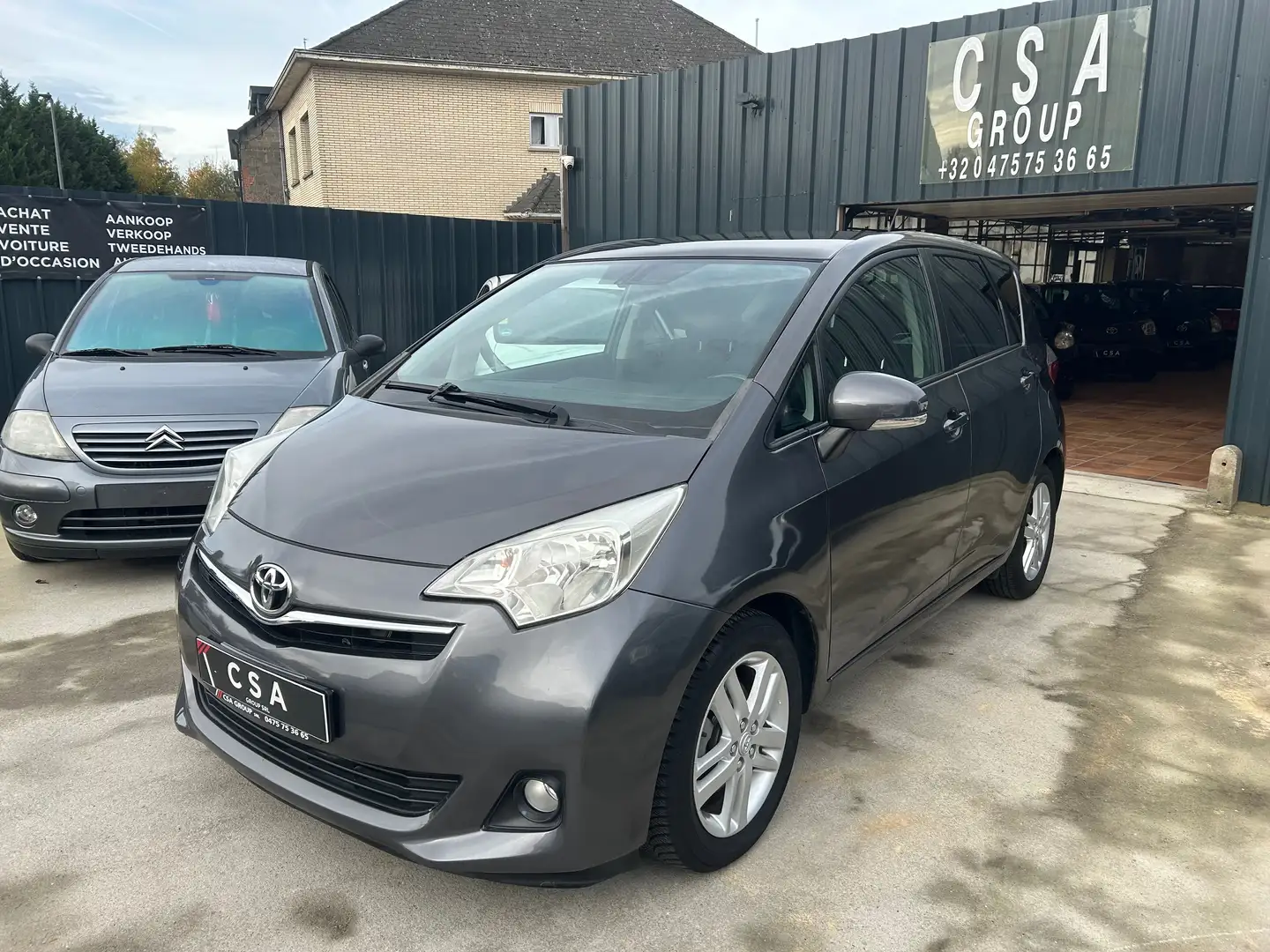 Toyota Verso-S Verso S 1.33 VVT-i Luna Multidrive S Grijs - 1
