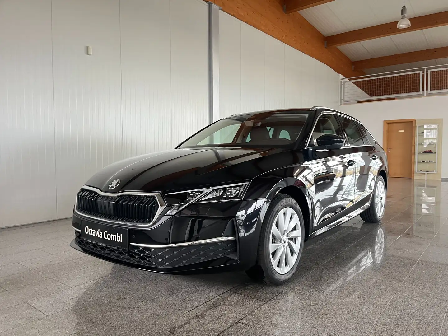 Skoda Octavia Kombi 2,0 TDI Selection DSG Schwarz - 2