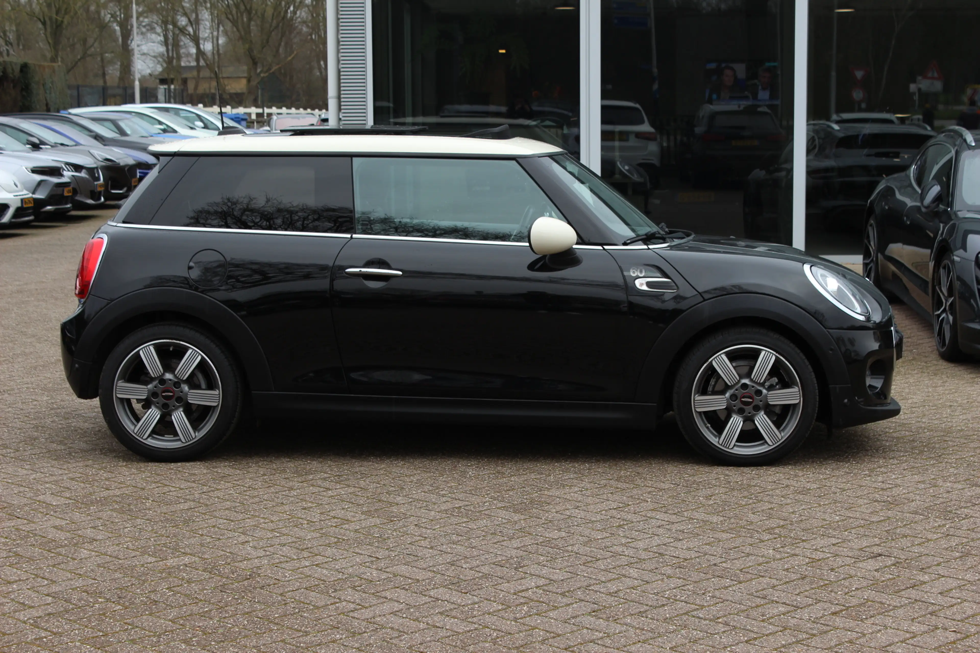 MINI Cooper Mini 1.5 60 Years Edition / Panoramadak / Head-up — photo 5