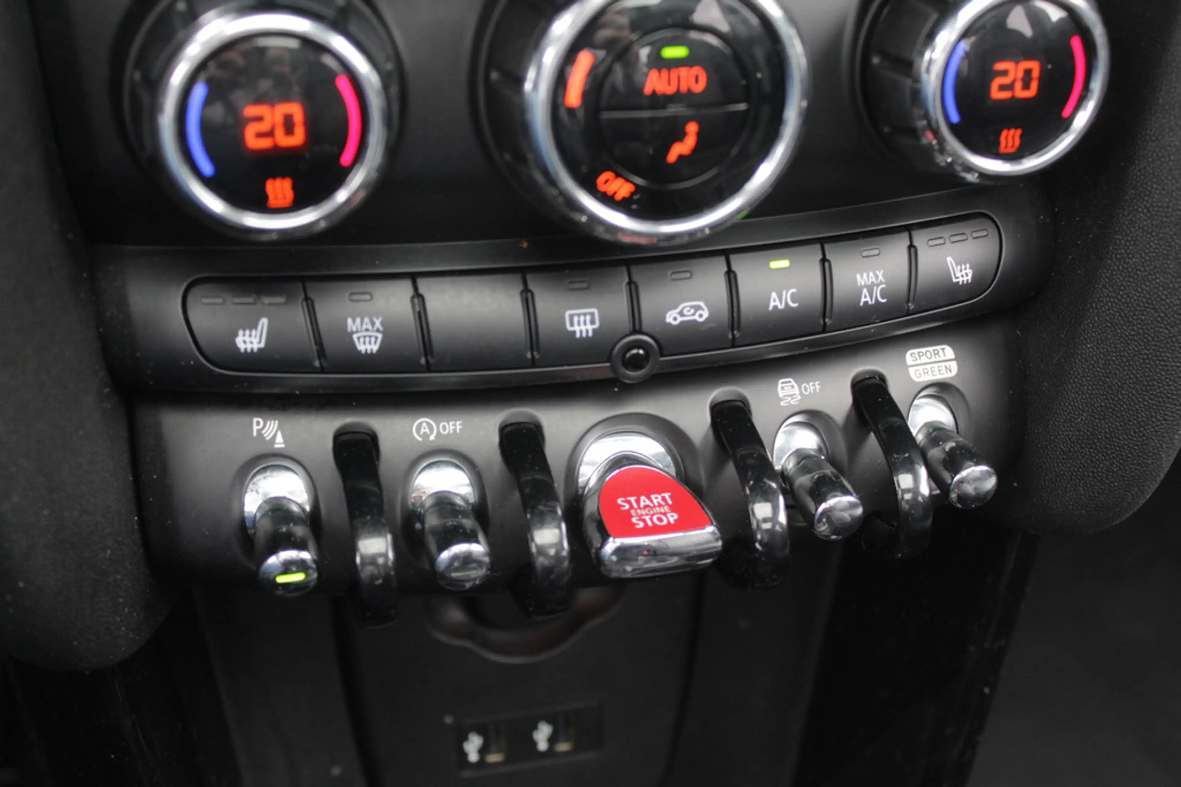 MINI Cooper Mini 1.5 60 Years Edition / Panoramadak / Head-up — photo 24