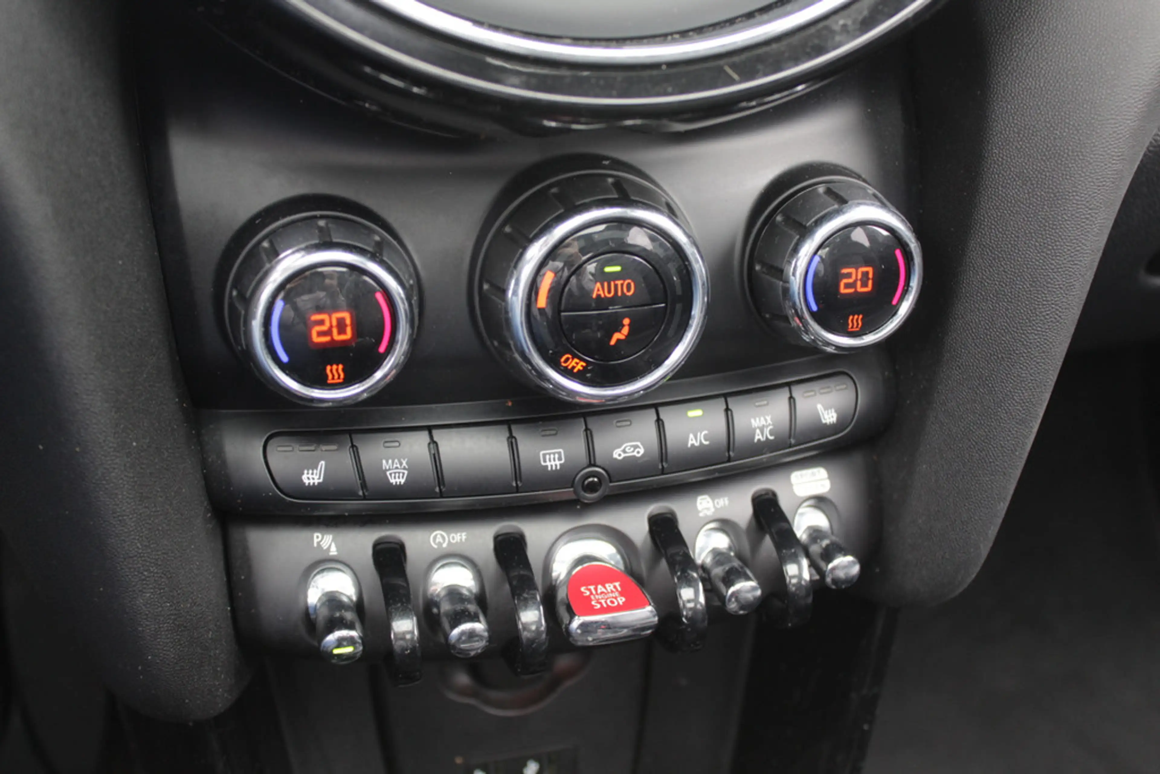 MINI Cooper Mini 1.5 60 Years Edition / Panoramadak / Head-up — photo 23