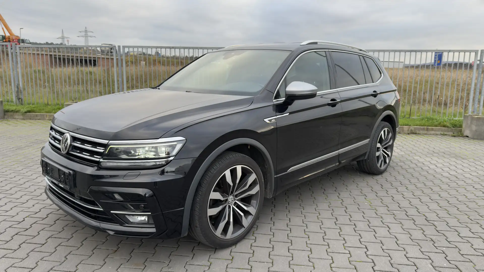 Volkswagen Tiguan Allspace 2.0TDI DSG R-Line Navi LED ACC Schwarz - 2