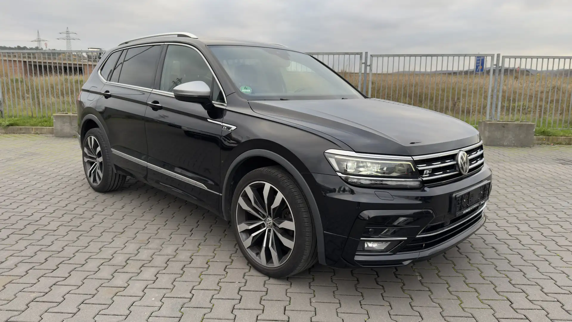 Volkswagen Tiguan Allspace 2.0TDI DSG R-Line Navi LED ACC Schwarz - 1