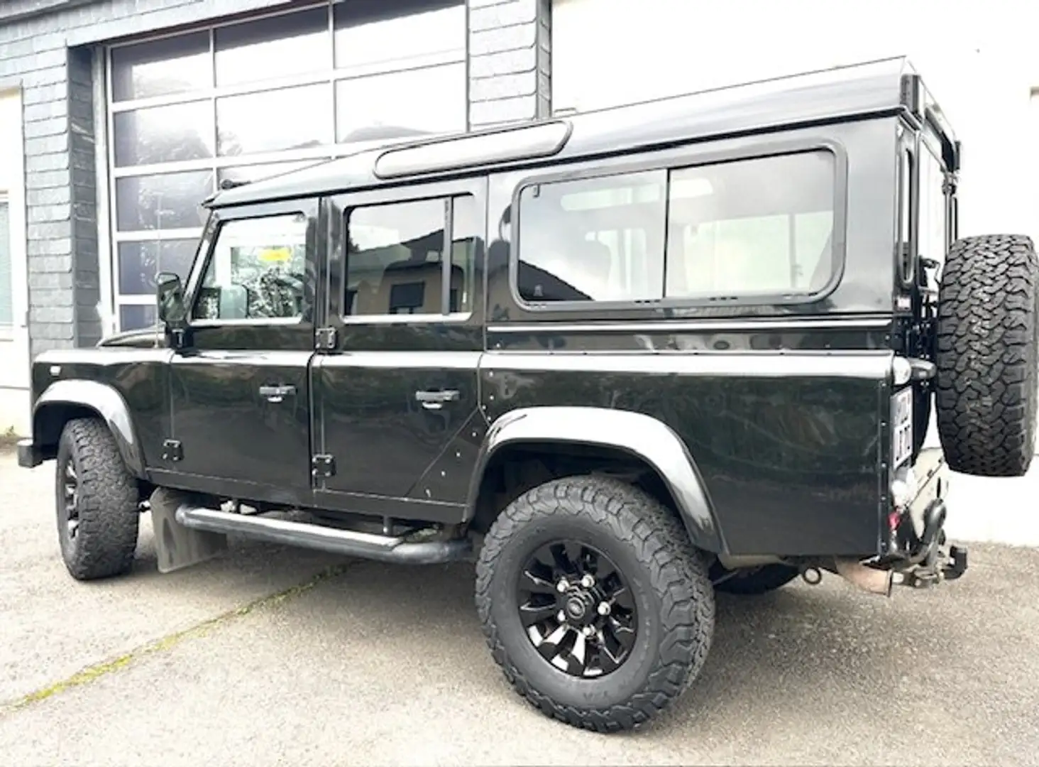 Land Rover Defender Defender 110 DPF Station Wagon SE Schwarz - 2