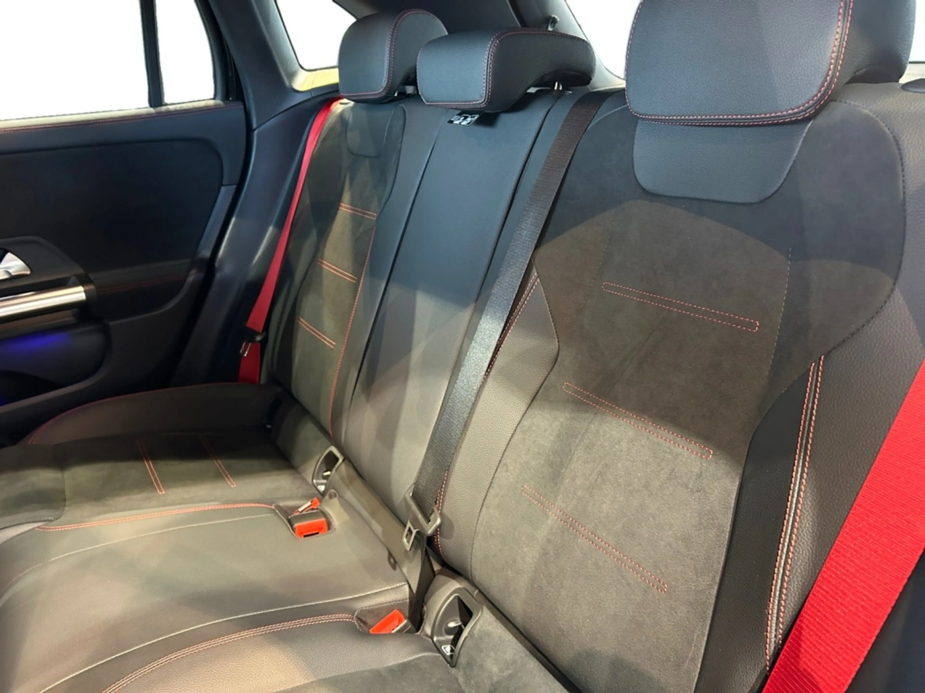 Mercedes-Benz GLA 35 AMG GLA 35 4matic AMG AMG+MBUX+MBeam+Wide+Cam+LED — photo 11
