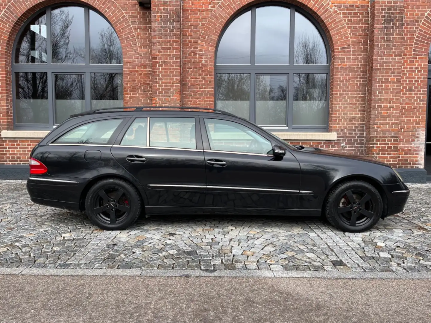 Mercedes-Benz E 220 CDI T ELEGANCE *2.Hand*Top Zustand*AHK* Schwarz - 2