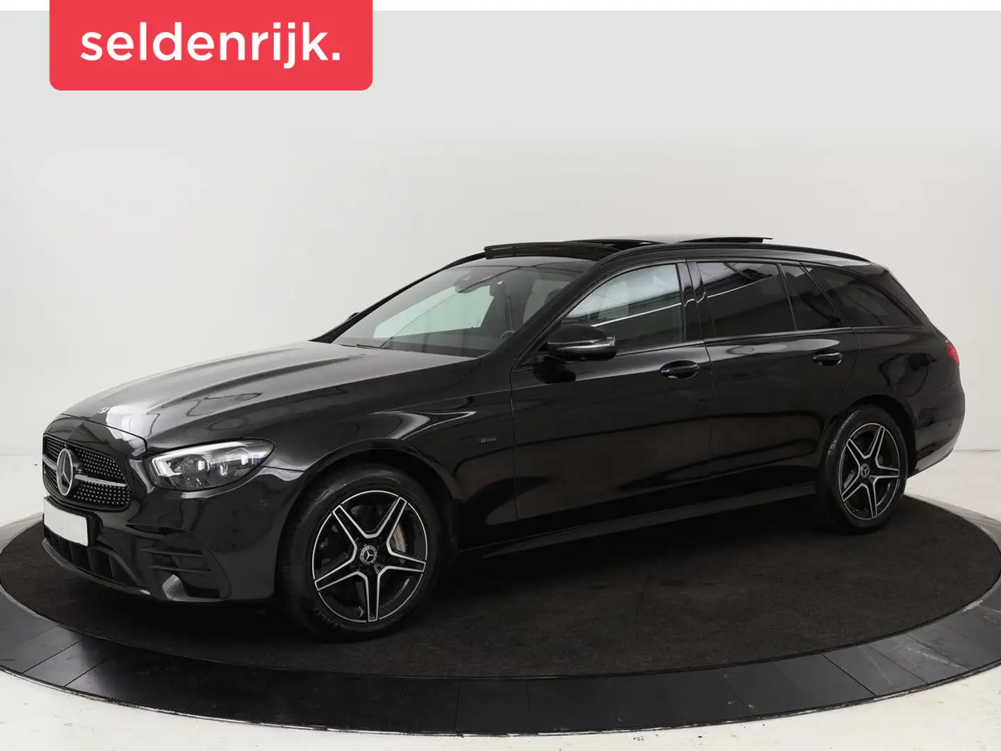 Mercedes-Benz E 300 300de 4Matic AMG Night | Panoramadak | Trekhaak | Zwart - 1