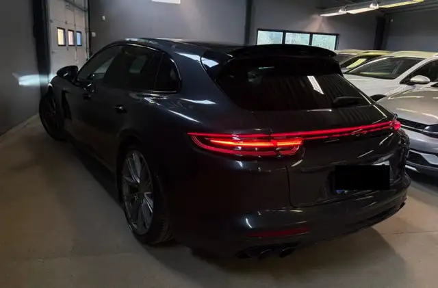 Porsche Panamera view 9