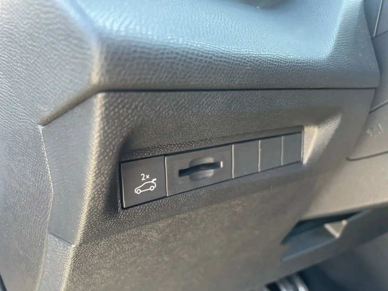 Peugeot 408 GT PT 130 EAT8 PANO LED Navi Memory Sitze Soundsys, миниатюра 21
