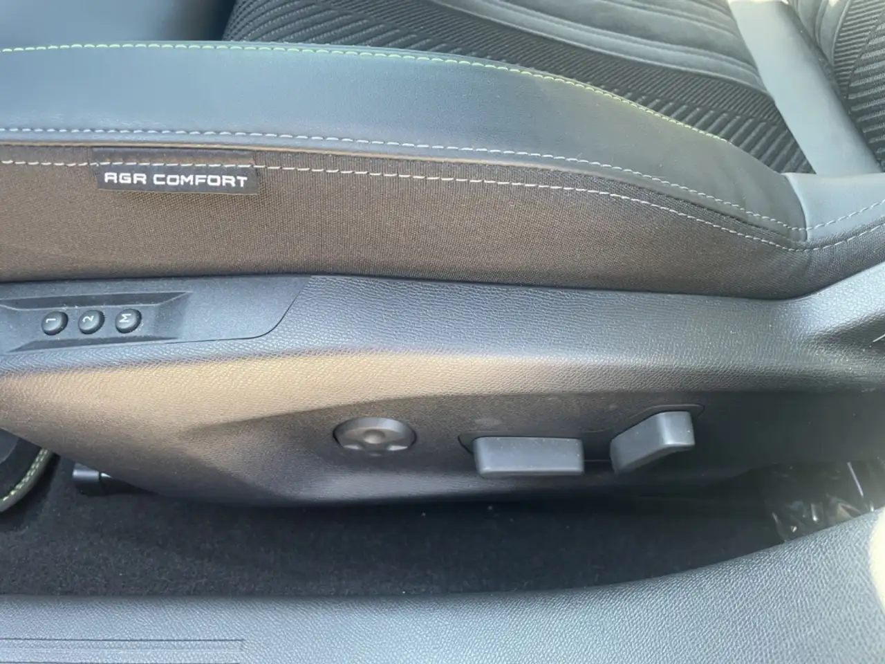 Peugeot 408 GT PT 130 EAT8 PANO LED Navi Memory Sitze Soundsys, миниатюра 22