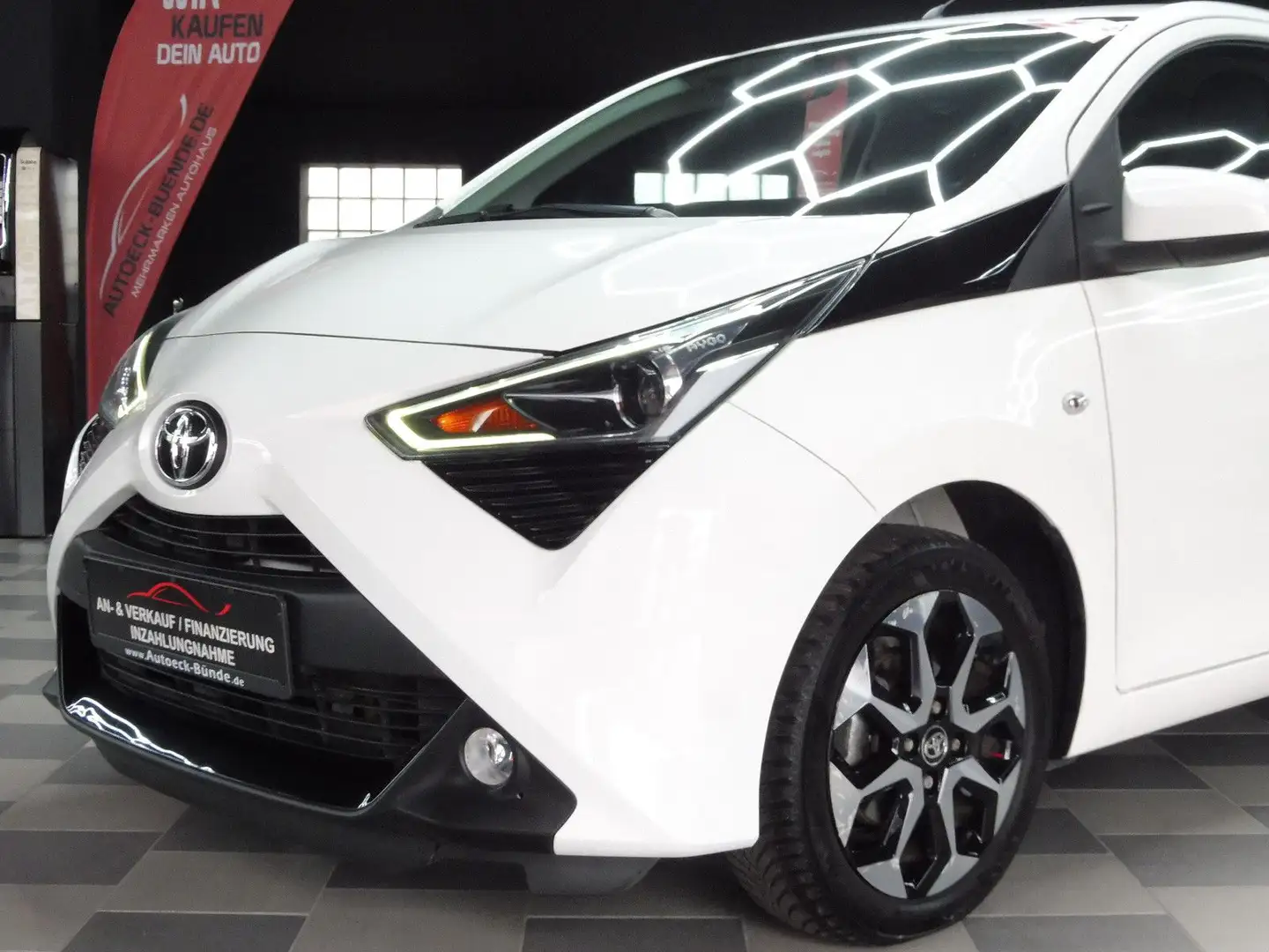 Toyota Aygo 1.0-VVT-i X-Play Connect Automatik/Kamera Білий - 1